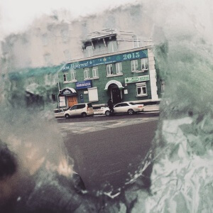 Иркутск сквозь проталину в окне автобуса