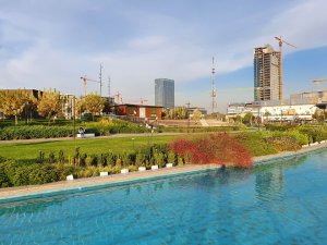 Вид на многоэтажки из парка Tashkent City