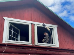 Монтируем наличники на втором этаже